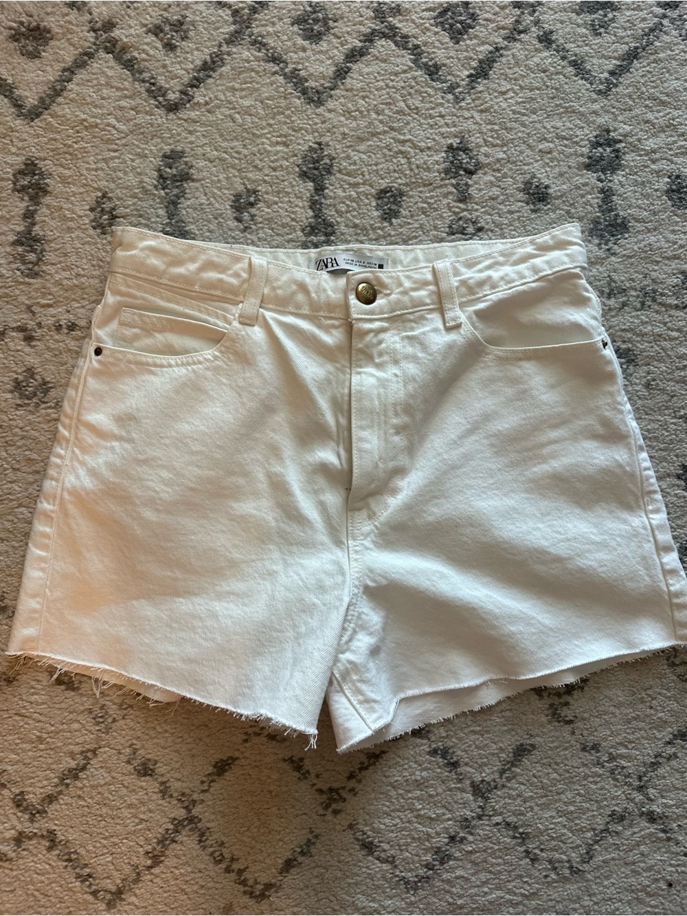 NWOT Zara White Jean Shorts. Size 6